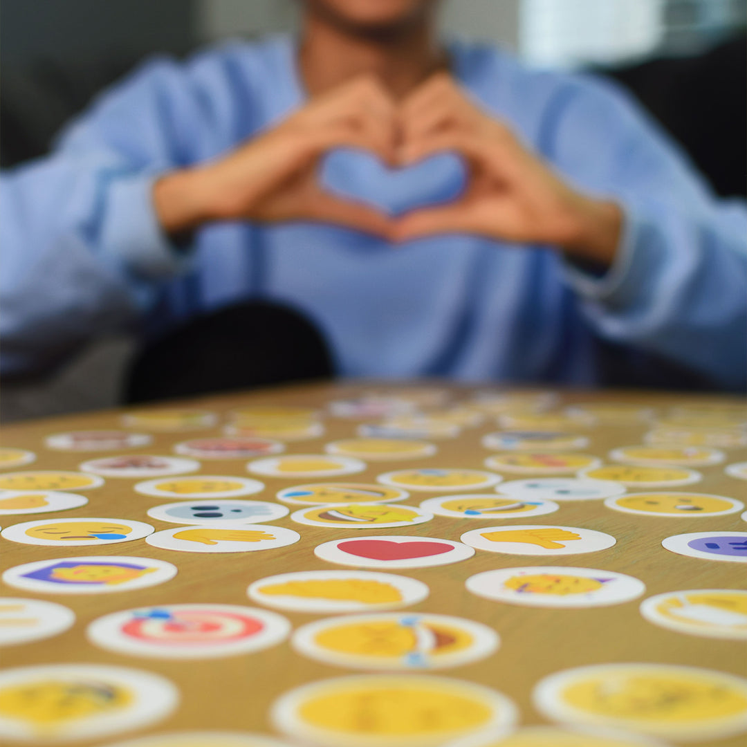 emoticon-hunt-the-hilarious-party-game-by-pikkii